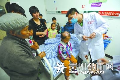 醫(yī)生為小麗作檢查。