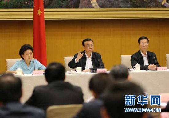 　5月13日，國務(wù)院召開全國電視電話會議，動員部署國務(wù)院機構(gòu)職能轉(zhuǎn)變工作。中共中央政治局常委、國務(wù)院總理李克強發(fā)表講話。 新華社記者劉衛(wèi)兵 攝