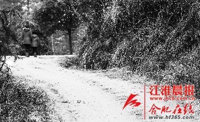 2月21日，媽媽帶著小雪離開了村子。 晨報記者 高博 攝