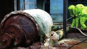 5月19日，中鹽湖南株洲化工集團有限公司廠區(qū)，消防戰(zhàn)士穿著重型防化服對泄漏點及周圍進行處置。圖/讀者高先生