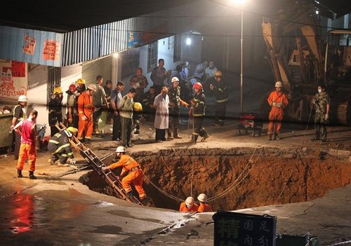 　圖為救援人員正在搜救。