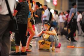 5月26日，武廣高鐵長沙南站，因?yàn)楦哞F設(shè)備故障，滯留了大量旅客。圖/記者李坤