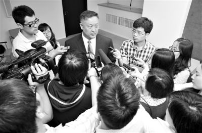 6月5日，商務(wù)部新聞辦公室召開“中歐光伏產(chǎn)品貿(mào)易摩擦”專題發(fā)布會。發(fā)布會結(jié)束后，中國機電產(chǎn)品進出口商會會長張鈺晶接受記者采訪。新京報記者