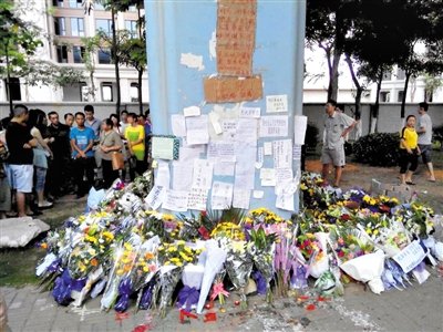 　昨日，廈門市民在BRT的橋墩下放上鮮花悼念逝者。新京報記者 郭鐵流 攝