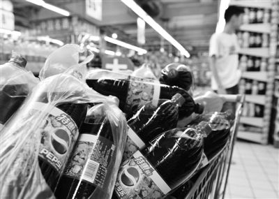 昨日，浙江省杭州市，在一家超市里拍攝到的百事可樂。近日，百事可樂再次遭遇“致癌風波”。圖/CFP