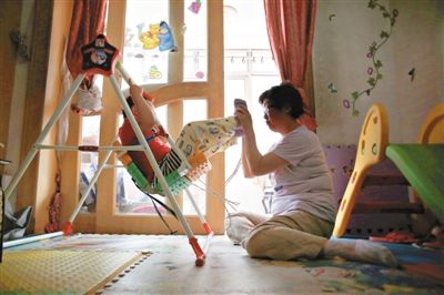 6月14日，未婚媽媽于軍的家里，她正在陪女兒悅悅玩耍。悅悅4歲了，因?yàn)闆]有爸爸的信息而始終上不了戶口。