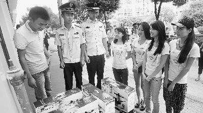 “美女執(zhí)法”。