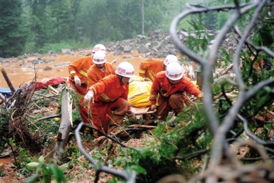 昨日，消防隊(duì)員在四川省都江堰市中興鎮(zhèn)三溪村滑坡現(xiàn)場(chǎng)運(yùn)送遇難者遺體。新華社記者 薛玉斌 攝