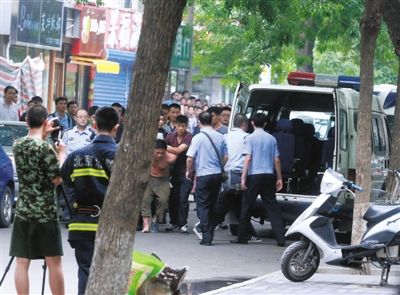 女童安全獲救后，嫌疑人被制服并由民警押出餐館。新華社發(fā)