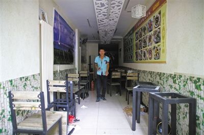 發(fā)生女童劫持事件的面館，事后現(xiàn)場一片狼藉。新京報(bào)記者 周崗峰 攝