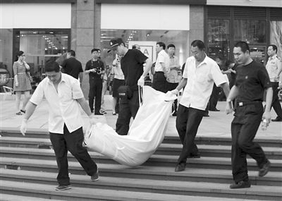 昨日,朝陽(yáng)區(qū)青年路大悅城東側(cè),一男子持刀行兇致兩人死亡。經(jīng)初步審查,嫌疑人自稱(chēng)孝某(男,27歲,山東省沂水縣人),有精神病。目前,北京警方正聯(lián)系兩名受害人的親友。新華社發(fā)