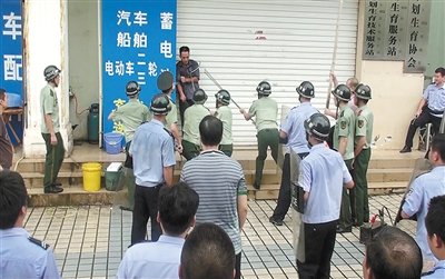 昨日，警方趕到現(xiàn)場制服嫌疑人何某。