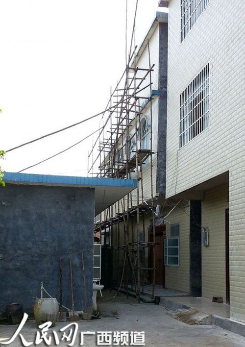 何某某的家門緊鎖，23日晚家人連夜搬家，現(xiàn)在去向不明