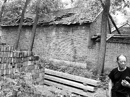 嫌疑人父母時(shí)常外出反映問題，家里的房子已破爛不堪。