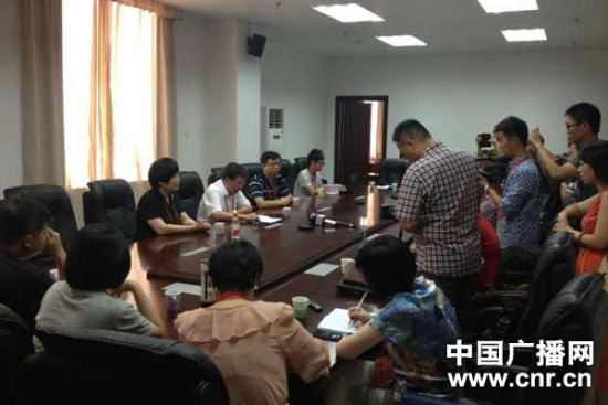 試卷原件展示前向媒體說明情況，并要求媒體不能拍照或攝像