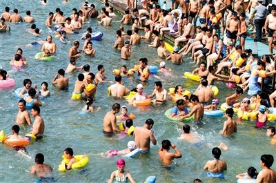 昨日，濟南市最高氣溫超過37℃，位于市區(qū)黑虎泉畔的泉水浴場免費開放。