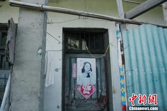 圖為嫌犯租住的民房，當(dāng)天受害人即攀在門上的窗口對(duì)外呼救。 吳佳蔚 攝