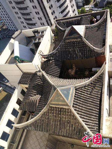 2013年8月14日，江蘇蘇州蘇州市三香大廈高樓18層樓頂東側(cè)陽臺上的“蘇州園林”式別墅，兩座涼亭和兩道回廊，飛檐翹角，一派蘇州園林的氣勢。中國網(wǎng)圖片庫李俊鋒攝影