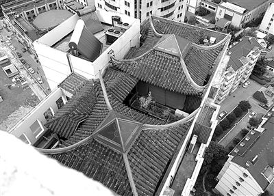 前日，從三香大廈另一單元樓頂俯拍“空中園林”。