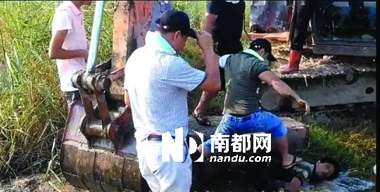 另一名男子被推入水塘。