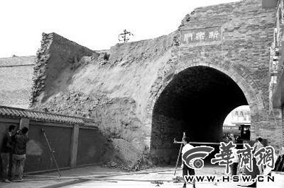 昨日上午9時左右，工人在倒塌處重新裝上護(hù)欄。實習(xí)記者 楊虎元 攝