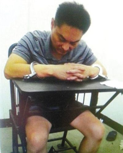 韓磊被控制時(shí)接受警方訊問。本組圖片為視頻截圖