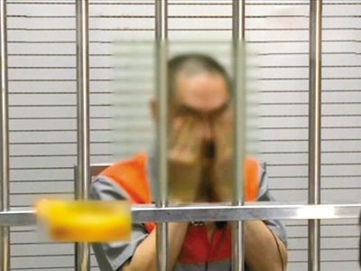 韓磊掩面哭泣。