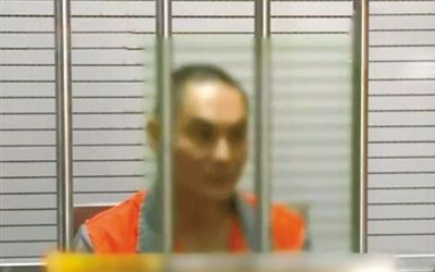 涉嫌窩藏罪的李明在接受訊問。