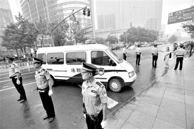 　　昨日早上,押解李某某的車隊開進(jìn)法院。當(dāng)日,李某某等5人涉嫌強奸案在海淀法院不公開審理。本版攝影/新京報記者 王貴彬