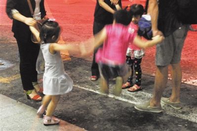 2012年8月1日晚，北京兒童醫(yī)院，三個來自廊坊的小女孩在玩耍，她們都被幼兒園老板性侵害。本版攝影/新京報記者 尹亞飛