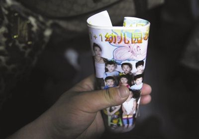 2012年8月1日，事發(fā)幼兒園一受害女童展示班級合影。