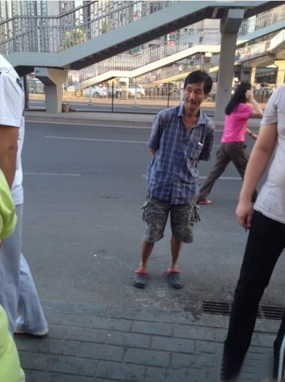 搶嬰男子站在一旁。