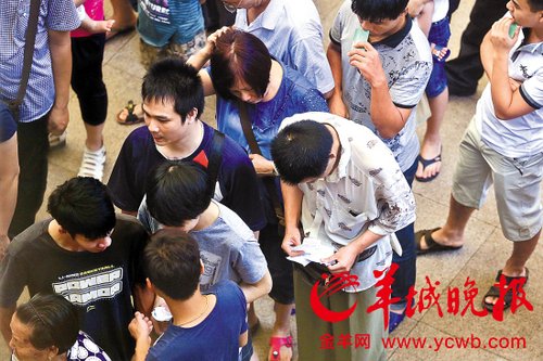 挎腰包的“黃?！狈职l(fā)一輪“任務(wù)”后，自己也開始整理“炒號”簽條