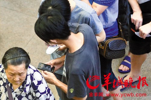 排隊(duì)的“黃牛”各手執(zhí)一疊白紙，上面寫好了要掛號的人的信息，包括姓名、電話、要掛的科室等。穿黑白花紋衣服的老婆婆正在排隊(duì)掛號