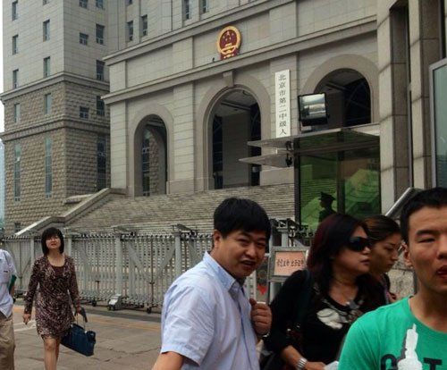 上午10：35分左右，蘇順虎律師和其家屬?gòu)姆ㄔ何鞔箝T出來。