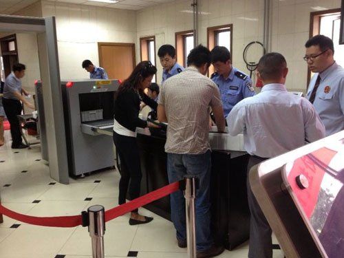 上午蘇順虎律師和其家屬安檢進(jìn)入法院。