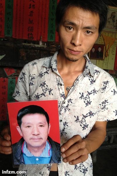 程興貴的兒子程正鵬拿著父親的遺照。程興貴自殺后，政府補(bǔ)償程家6000多塊錢(qián)，并終于認(rèn)定了程興貴的代課教齡。 (南方周末記者雷磊/圖)