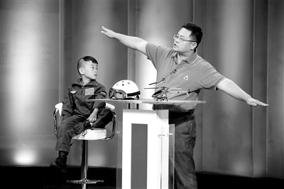 9月6日，“鷹爸”和多多在北京科影制片廠錄制一檔節(jié)目。