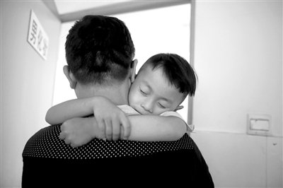 9月6日，“鷹爸”抱著多多去化妝間，準(zhǔn)備錄制節(jié)目。