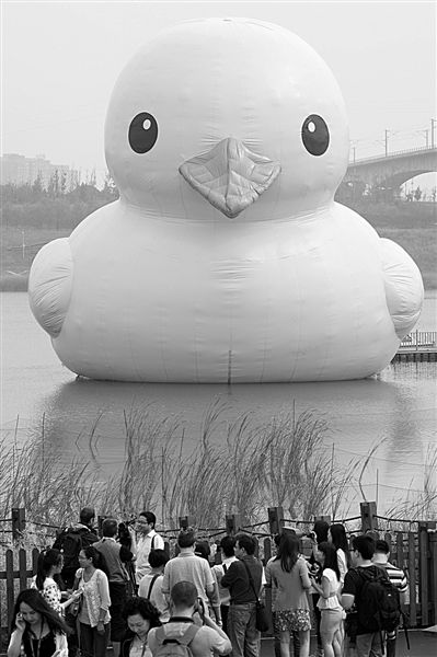 前日，大黃鴨首秀時(shí)，皮膚發(fā)皺、嘴巴尖尖朝下嘟，顯得頗為“委屈”。