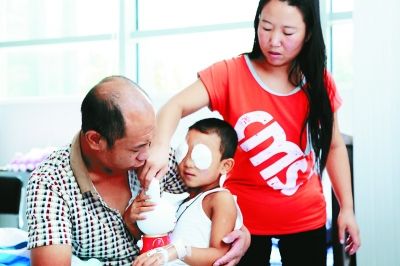 斌斌手術(shù)后第一天恢復(fù)良好，斌斌父母在用玩具逗他開(kāi)心供圖/嚴(yán)益