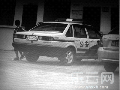 被指接送小孩上學(xué)的警車。