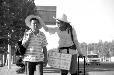 徒步旅途的第77天，雷闖與父親一起前行。雷闖供圖