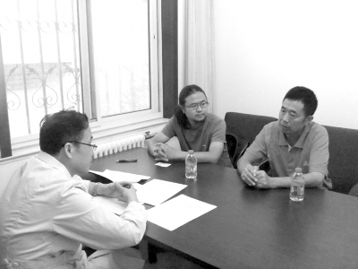 9月13日下午，雷闖(中)與父親在國(guó)家衛(wèi)計(jì)委遞交建議信，與衛(wèi)計(jì)委工作人員交流。　雷闖供圖