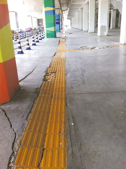 在溫嶺火車站架空層，由于沉降產(chǎn)生的裂縫到處可見。