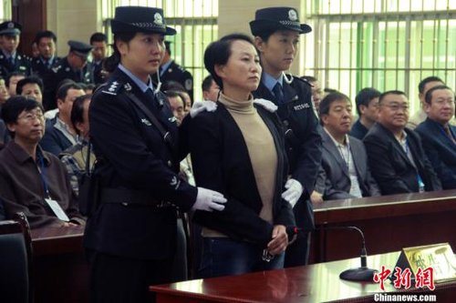 9月24日上午8時(shí)30分，陜西“房姐”龔愛(ài)愛(ài)涉嫌偽造、買賣國(guó)家機(jī)關(guān)證件一案，在陜西靖邊縣人民法院公開