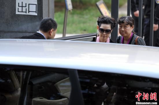 圖為宣判結(jié)束后夢鴿面無表情走出海淀法院，乘車離開。