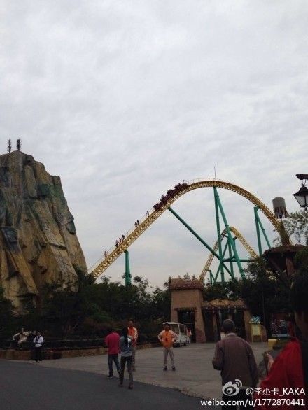 上海歡樂谷過山車發(fā)生故障，多位游客被卡在上面