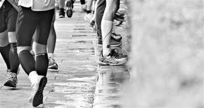 昨日，2013年北京馬拉松，因流動(dòng)廁所和公廁有限，很多選手都“就地解決”，地面上“水”流成河。