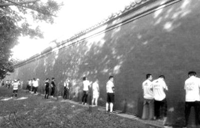 網(wǎng)友上傳的“北馬”選手集體“尿紅墻”圖片。